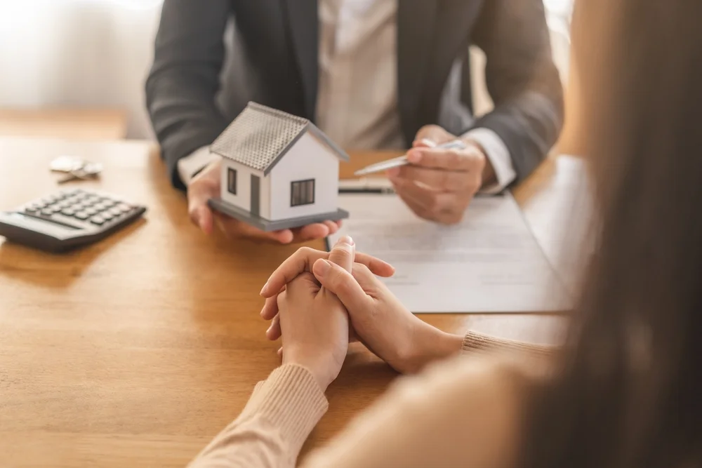 Hausbesitzer im Beratungsgespräch mit Immobilienmakler