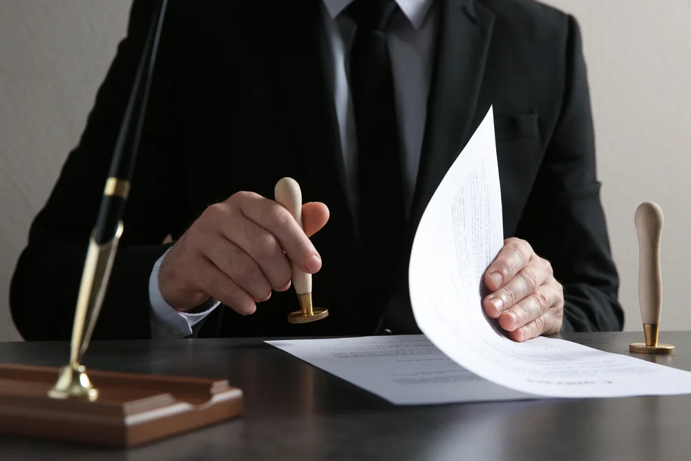 Notartermin beim Immobilienverkauf mit Vertragsunterzeichnung