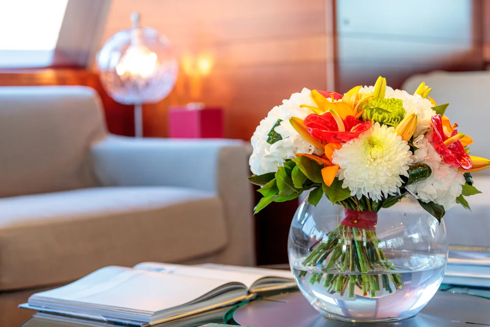 Frische Blumen schaffen einladende Atmosphäre