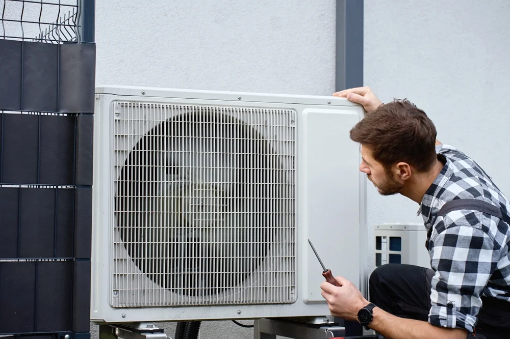 Nahaufnahme einer modernen Wärmepumpe außen