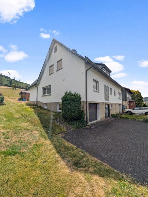 Großzügiges Zweifamilienhaus mit malerischer Aussicht - Außenansicht - Werz Immobilien (35621)