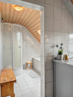 Großzügiges Zweifamilienhaus mit malerischer Aussicht - Badezimmer DG - Werz Immobilien (35634)