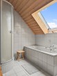 Badezimmer DG - Werz Immobilien - Großzügiges Zweifamilienhaus mit malerischer Aussicht
