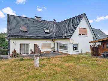 Großzügiges Zweifamilienhaus mit malerischer Aussicht - Außenansicht - Werz Immobilien (35617)