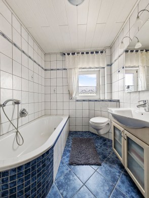 Großzügiges Zweifamilienhaus mit malerischer Aussicht - Badezimmer - Werz Immobilien (35627)