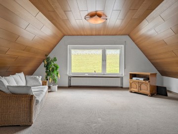 Großzügiges Zweifamilienhaus mit malerischer Aussicht - Wohnzimmer DG - Werz Immobilien (35629)