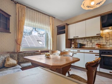Großzügiges Zweifamilienhaus mit malerischer Aussicht - Küche - Werz Immobilien (35623)