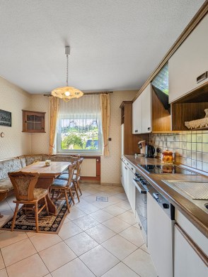 Großzügiges Zweifamilienhaus mit malerischer Aussicht - Küche - Werz Immobilien (35624)