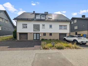 Großzügiges Zweifamilienhaus mit malerischer Aussicht - Außenansicht - Werz Immobilien (35618)