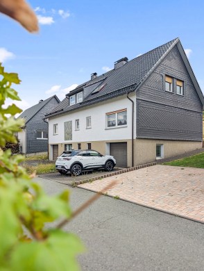 Großzügiges Zweifamilienhaus mit malerischer Aussicht - Außenansicht - Werz Immobilien (35616)