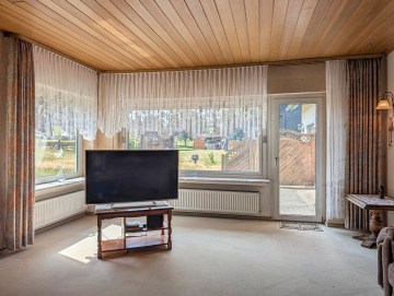 Großzügiges Zweifamilienhaus mit malerischer Aussicht - Wohnzimmer - Werz Immobilien (35625)