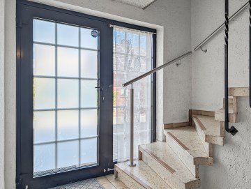 Großzügiges Zweifamilienhaus mit malerischer Aussicht - Eingangsbereich - Werz Immobilien (35622)