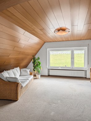 Großzügiges Zweifamilienhaus mit malerischer Aussicht - Wohnzimmer DG - Werz Immobilien (35630)
