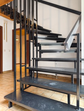 Einfamilienhaus (z.T. barrierefrei) mit innovativer Technik für besondere Ansprüche - Treppe zum DG - Werz Immobilien (24650)