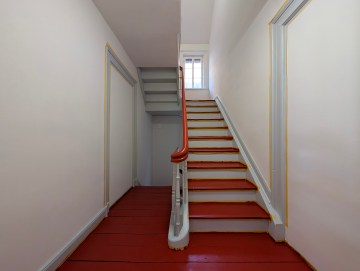 Erstbezug nach Sanierung 3-Zimmer-Wohnung in historischem Fachwerk - Treppenhaus (29378)