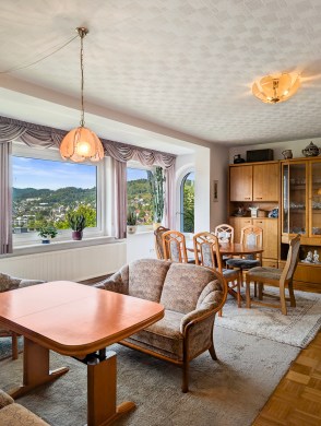 Traumhafte Aussicht inklusive: Attraktives Einfamilienhaus mit Einliegerwohnung & idyllischem Garten - Wohnzimmer EG - Werz Immobilien (25154)