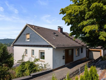 Traumhafte Aussicht inklusive: Attraktives Einfamilienhaus mit Einliegerwohnung & idyllischem Garten - Eingangsbereich EG - Werz Immobilien (25150)