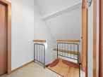 Treppe obere Etage - Werz Immobilien - Eigentumswohnung mit Tiefgarage und Aufzug in Biedenkopf