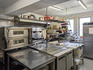 Etabliertes Restaurant mit Wohneinheit in Top-Lage zu verkaufen - Gewerbeküche - Werz Immobilien (34270)