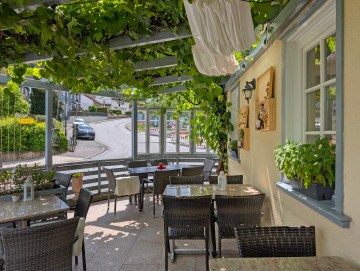 Etabliertes Restaurant mit Wohneinheit in Top-Lage zu verkaufen - Terrasse - Werz Immobilien (34250)
