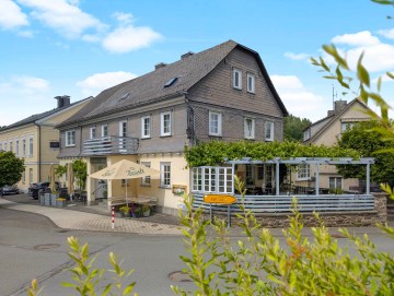 Etabliertes Restaurant mit Wohneinheit in Top-Lage zu verkaufen - Außenansicht - Werz Immobilien (34244)