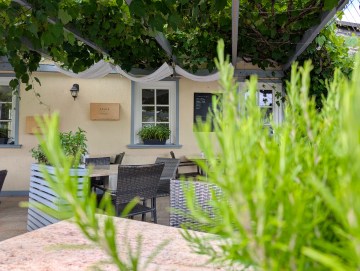 Etabliertes Restaurant mit Wohneinheit in Top-Lage zu verkaufen - Terrasse - Werz Immobilien (34252)