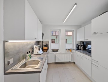 Attraktives Immobilienportfolio mit 3 EFH, 4 DHH und 1 MFH - EFH Küche - Werz Immobilien (27171)