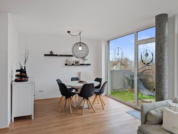 Attraktives Immobilienportfolio mit 3 EFH, 4 DHH und 1 MFH - EFH Wohnzimmer - Werz Immobilien (27168)