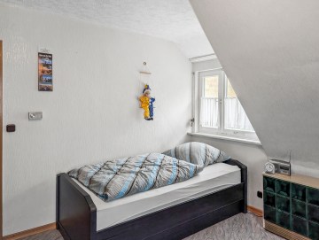 Pferdehalter aufgepasst – gepflegtes Einfamilienhaus in idyllischer Ortsrandlage mit Weideoption - Schlafzimmer OG - Werz Immobilien (35655)