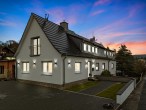 Hausansicht nachts beleuchtet - Modernisierte Doppelhaushälfte mit großem Garten