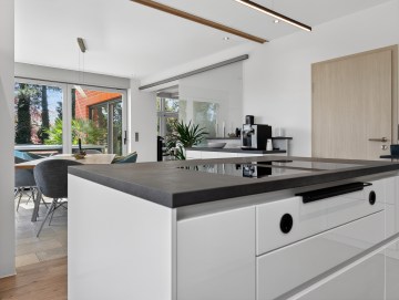 Architektenhaus mit Innen-Pool, Sauna und Einliegerwohnung - Küche - Werz Immobilien (34138)
