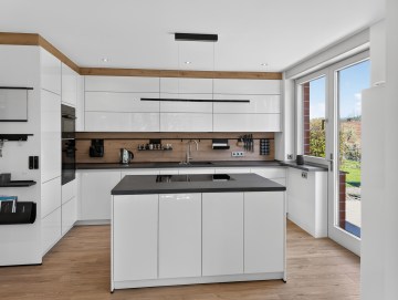 Architektenhaus mit Innen-Pool, Sauna und Einliegerwohnung - Küche - Werz Immobilien (34136)