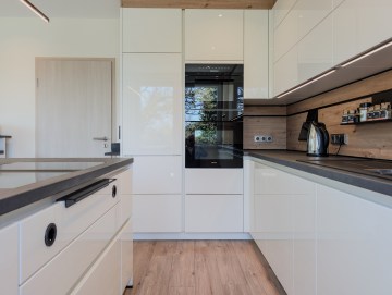 Architektenhaus mit Innen-Pool, Sauna und Einliegerwohnung - Küche - Werz Immobilien (34139)