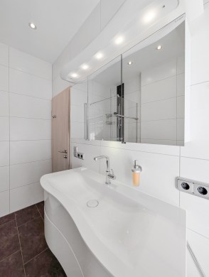 Architektenhaus mit Innen-Pool, Sauna und Einliegerwohnung - Badezimmer - Werz Immobilien (34149)