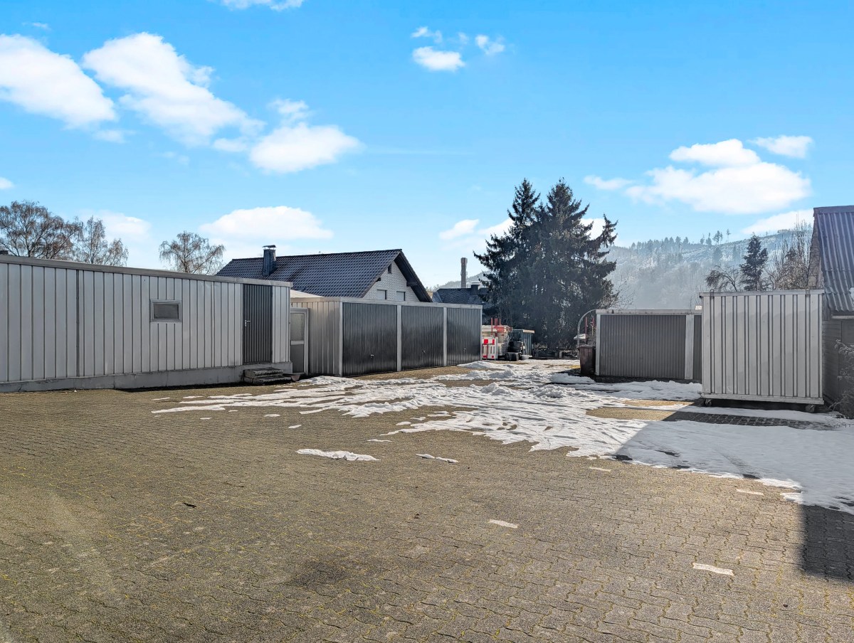 Hinterhof mit  Garagenkomplex - Werz Immobilien