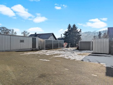 Attraktives Einfamilienhaus mit Garagenkomplex und Ausbaupotenzial - Hinterhof mit  Garagenkomplex - Werz Immobilien (26633)