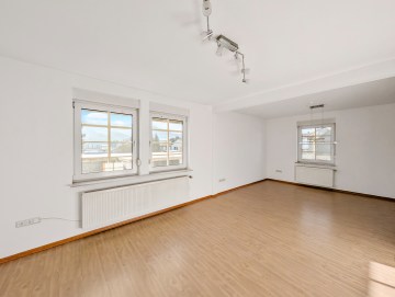 Attraktives Einfamilienhaus mit Garagenkomplex und Ausbaupotenzial - Wohnzimmer - Werz Immobilien (26623)