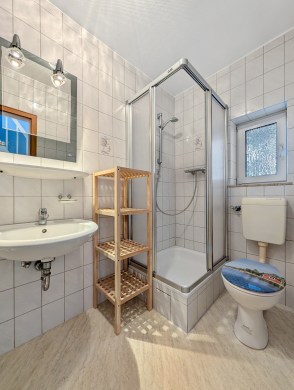 Attraktives Einfamilienhaus mit Garagenkomplex und Ausbaupotenzial - Badezimmer EG - Werz Immobilien (26626)