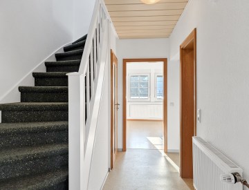 Attraktives Einfamilienhaus mit Garagenkomplex und Ausbaupotenzial - Flur - Werz Immobilien (26622)