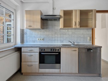 Attraktives Einfamilienhaus mit Garagenkomplex und Ausbaupotenzial - Küche - Werz Immobilien (26625)