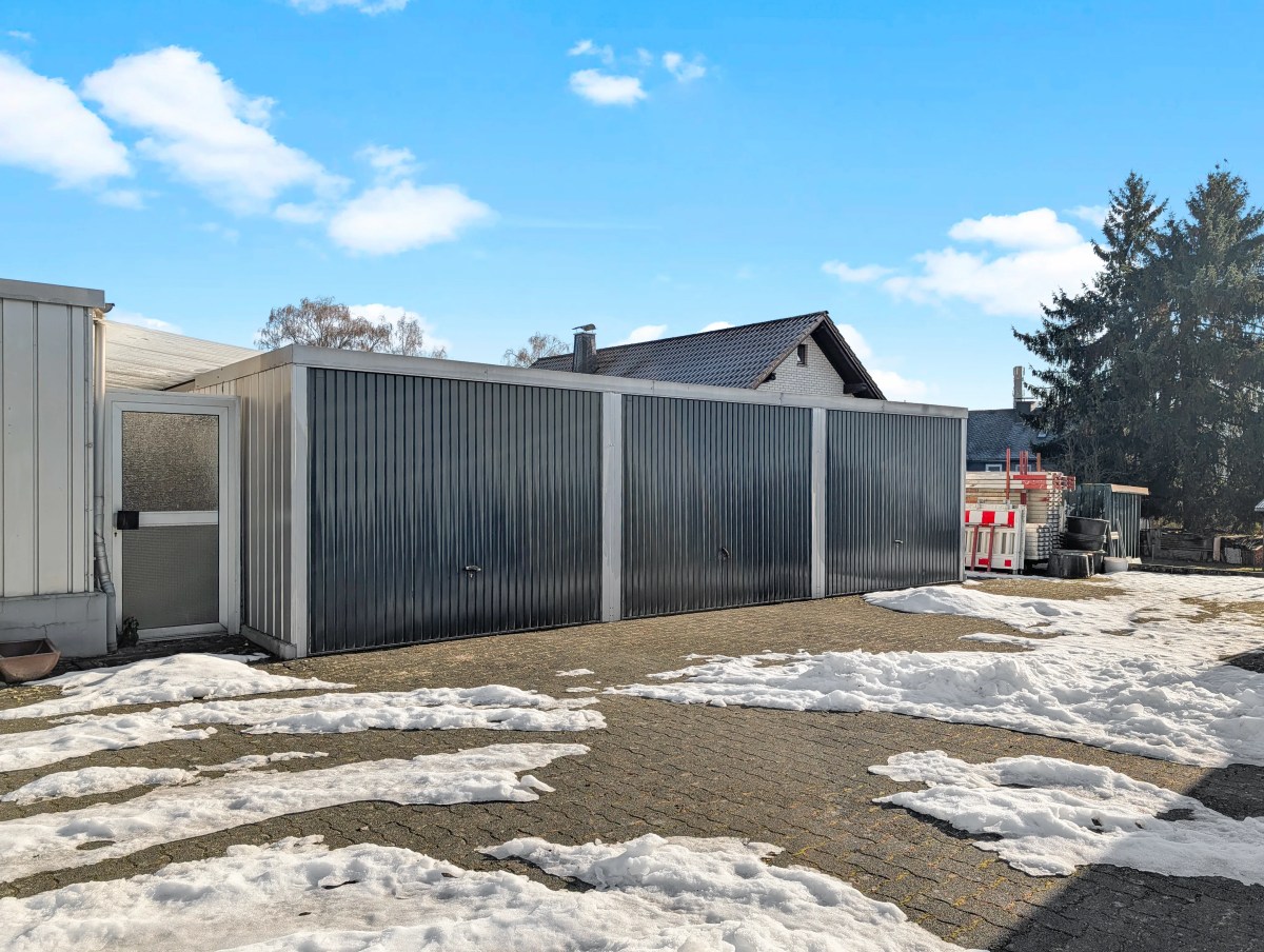 Hinterhof mit  Garagenkomplex - Werz Immobilien