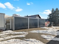 Hinterhof mit  Garagenkomplex - Werz Immobilien