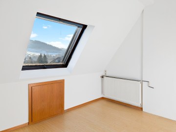 Attraktives Einfamilienhaus mit Garagenkomplex und Ausbaupotenzial - Schlafzimmer - Werz Immobilien (26628)