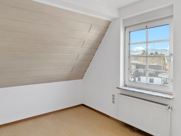 Attraktives Einfamilienhaus mit Garagenkomplex und Ausbaupotenzial - Kinderzimmer - Werz Immobilien (26630)