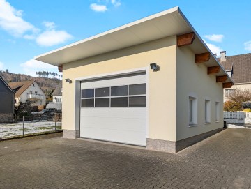 Attraktives Einfamilienhaus mit Garagenkomplex und Ausbaupotenzial - Garage - Werz Immobilien (26632)