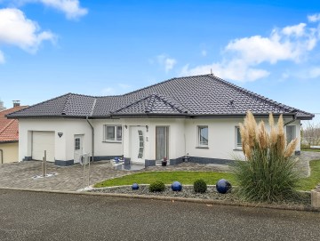 Einfamilienhaus mit Einliegerwohnung im Souterrain, Pelletofen, Garage und weitere Features!, 35285 Gemünden (Wohra), Einfamilienhaus