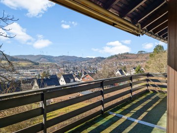 Landhaus-Flair in Bestlage: Einzigartiges Einfamilienhaus mit Einliegerwohnung und Panoramaaussicht - Balkon - Werz Immobilien (27667)