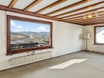 Wohnzimmer - Werz Immobilien - Einzigartiges Einfamilienhaus mit Einliegerwohnung und Panoramaaussicht