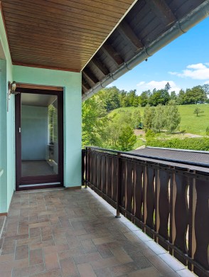 Bauernhaus mit Wiesen – ideal für Pferdehaltung - Balkon - Werz Immobilien (34318)