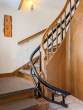 Treppe mit Treppenlift zum OG - Werz Immobilien - Wohnkomfort mit viel Platz für die ganze Familie trifft Gartenidylle